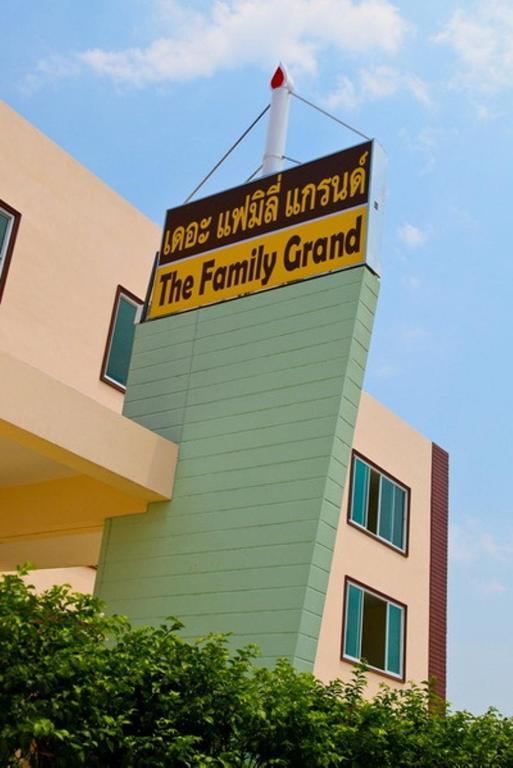 The Family Grand Hotel Udon Thani Bagian luar foto