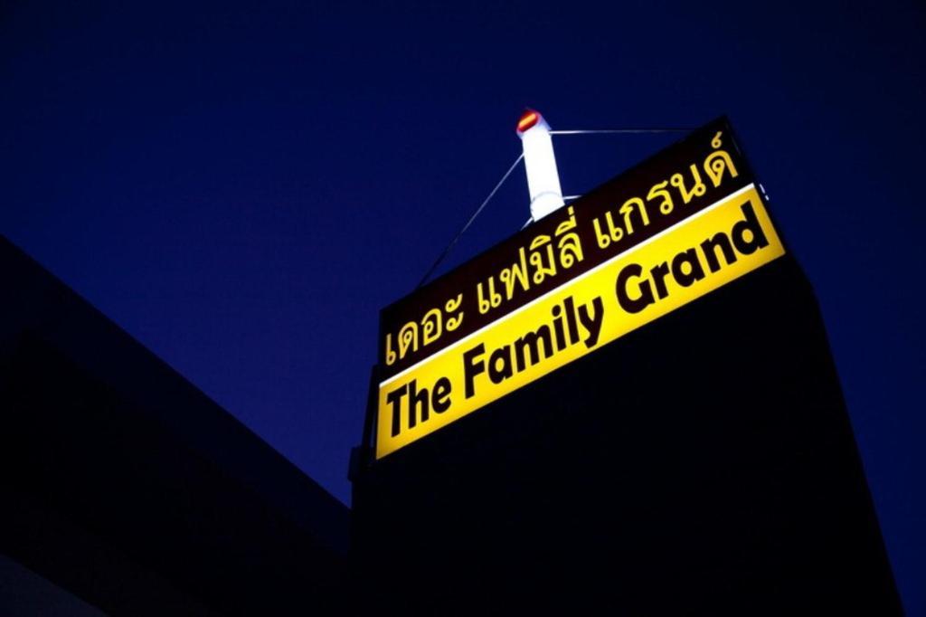 The Family Grand Hotel Udon Thani Bagian luar foto