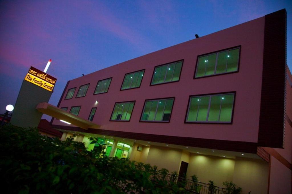 The Family Grand Hotel Udon Thani Bagian luar foto