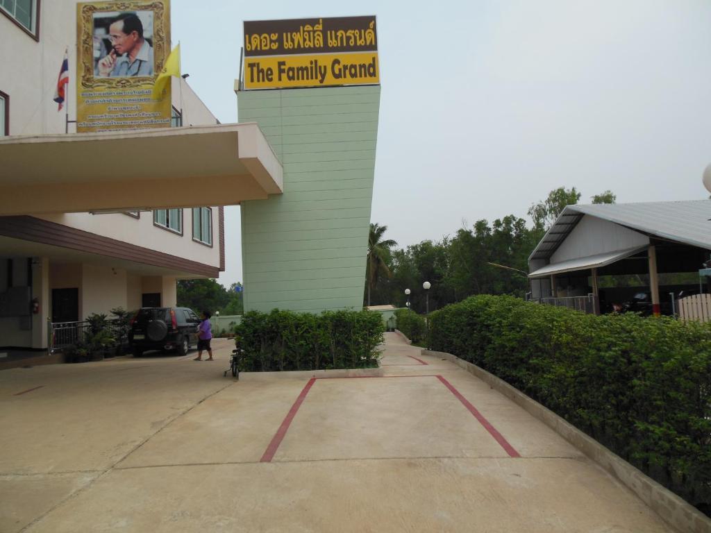 The Family Grand Hotel Udon Thani Bagian luar foto